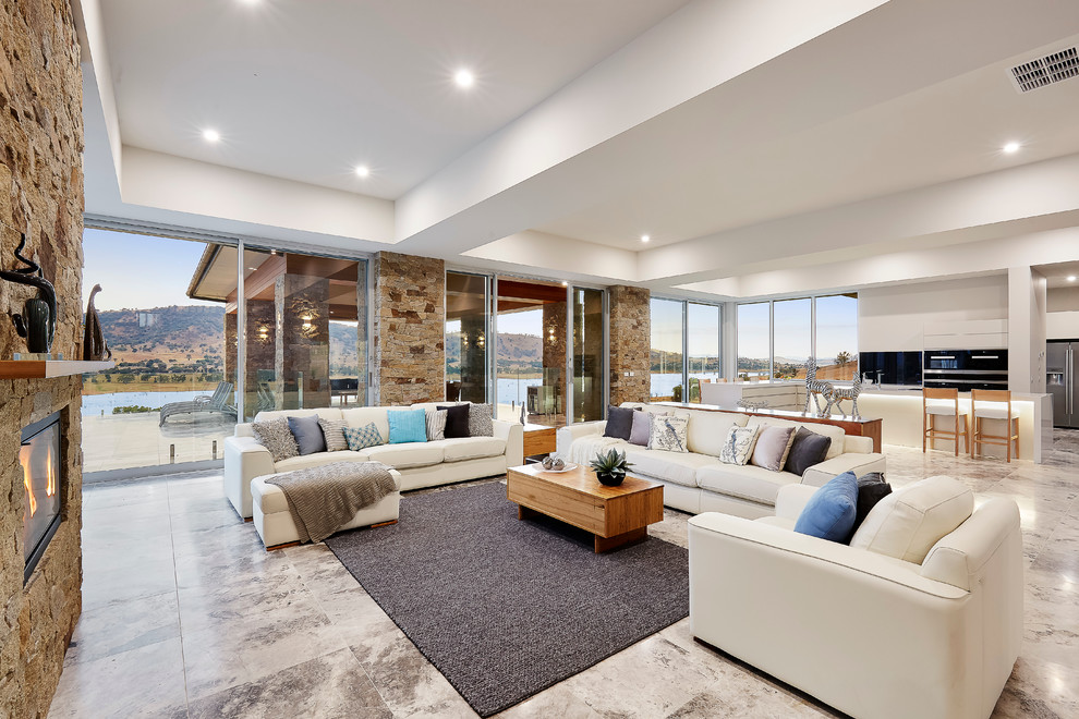 Großes, Fernseherloses, Offenes Modernes Wohnzimmer mit grauer Wandfarbe, Teppichboden, Kamin und Kaminumrandung aus Stein in Sydney