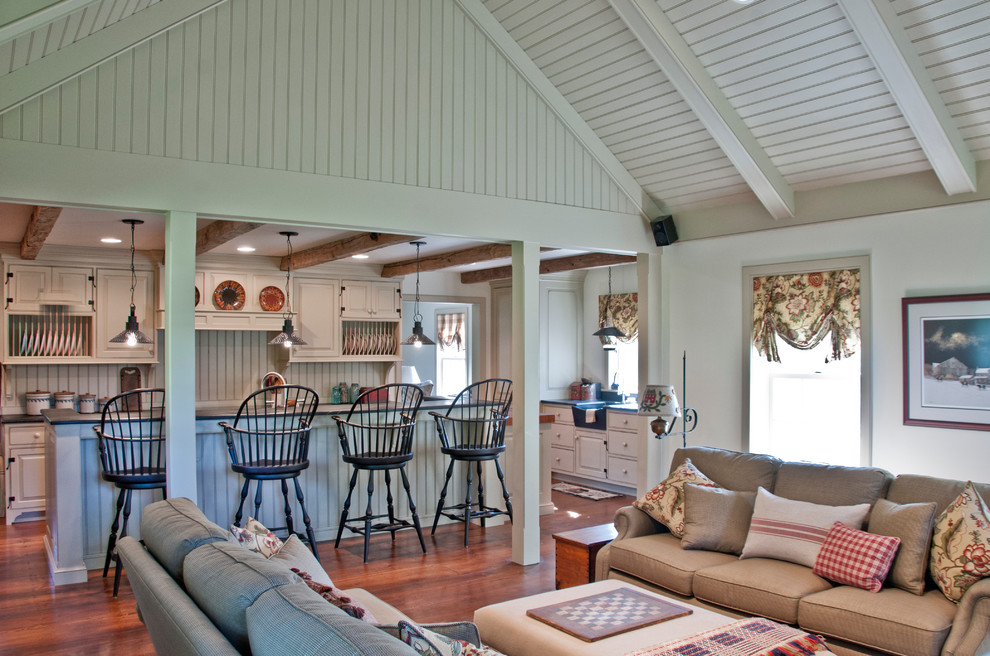 Ejemplo de sala de estar clásica con paredes blancas y suelo de madera en tonos medios