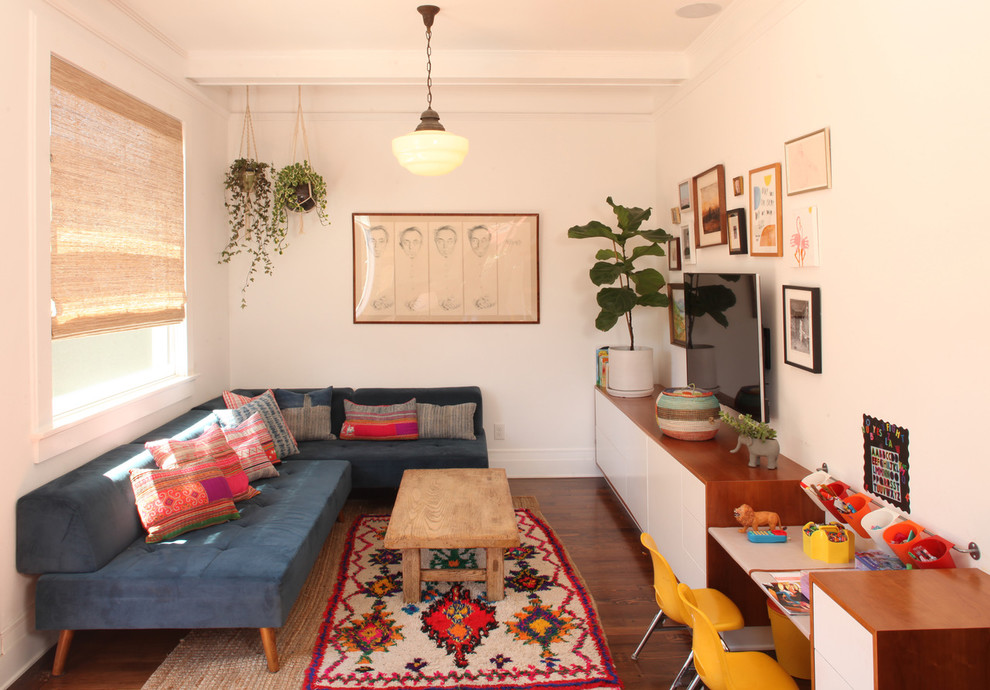 Immagine di un piccolo soggiorno moderno aperto con pareti bianche, parquet scuro, TV a parete, pavimento marrone e nessun camino