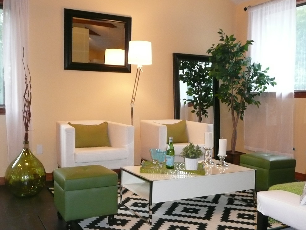 Пример оригинального дизайна: маленькая открытая гостиная комната в стиле фьюжн с желтыми стенами, деревянным полом и коричневым полом без камина, телевизора для на участке и в саду
