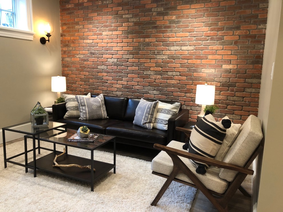 Esempio di un soggiorno moderno di medie dimensioni e chiuso con pareti beige, pavimento in laminato, nessun camino, TV a parete e pavimento grigio