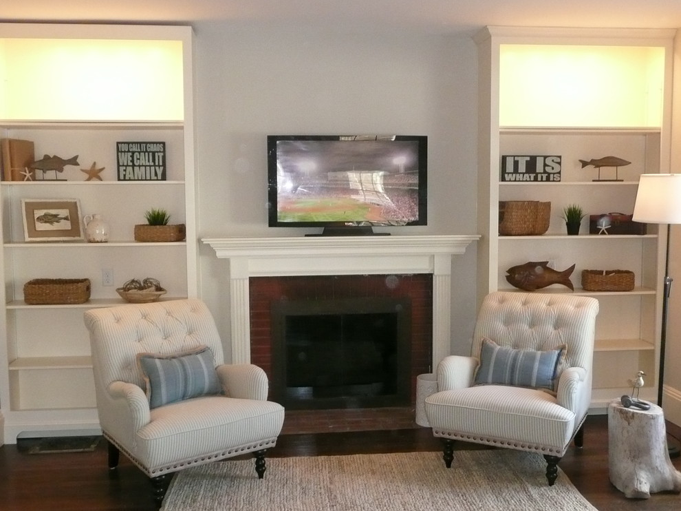 Foto de sala de estar cerrada clásica de tamaño medio con paredes azules, todas las chimeneas, marco de chimenea de madera y televisor independiente