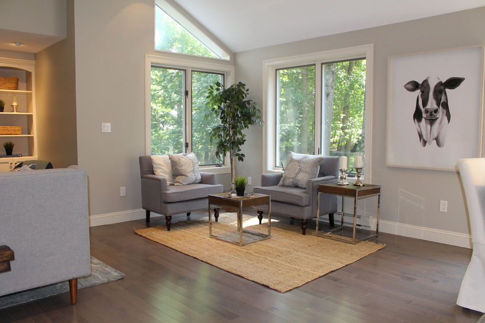 Immagine di un piccolo soggiorno design aperto con pareti grigie, pavimento in laminato e pavimento marrone
