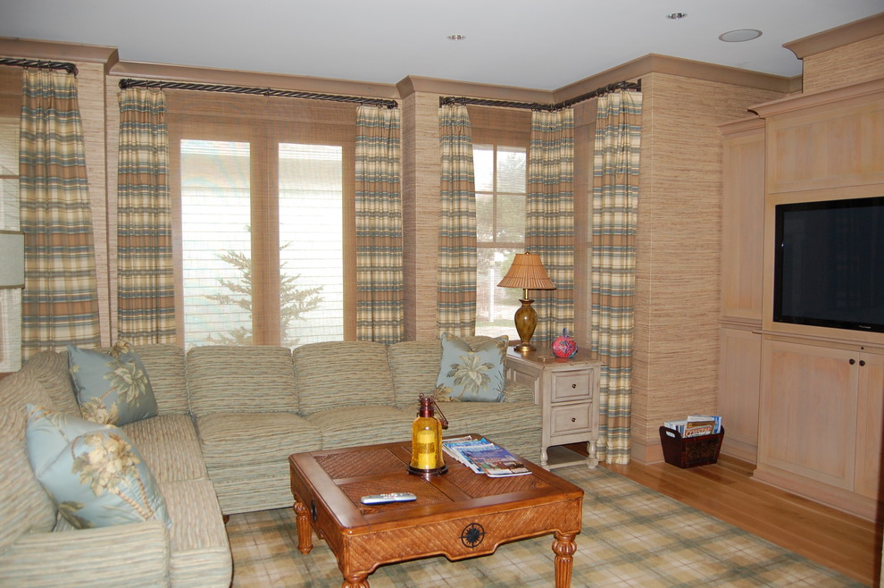 На фото: открытая гостиная комната среднего размера в морском стиле с бежевыми стенами, ковровым покрытием и мультимедийным центром без камина с
