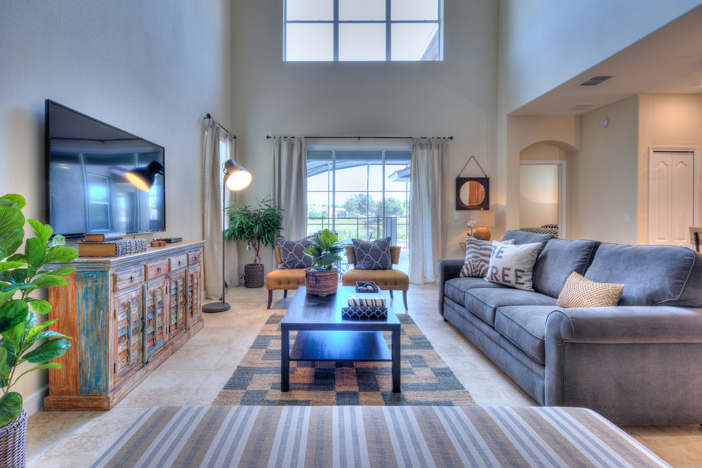 Imagen de sala de estar abierta clásica de tamaño medio con paredes blancas, suelo de travertino, televisor colgado en la pared y suelo beige