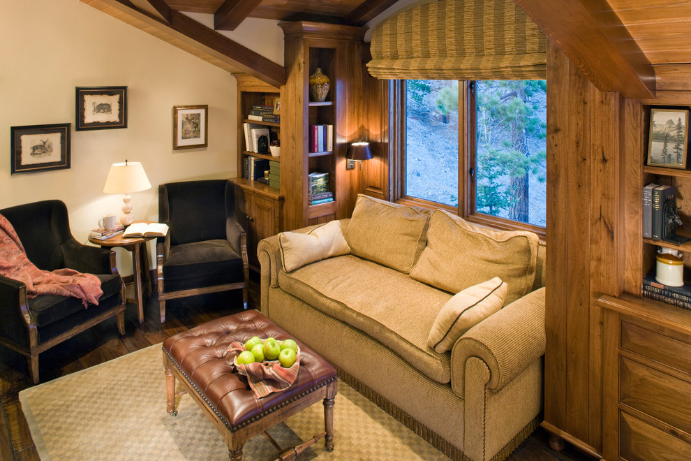 Foto di un soggiorno chic di medie dimensioni con pareti beige e parquet scuro
