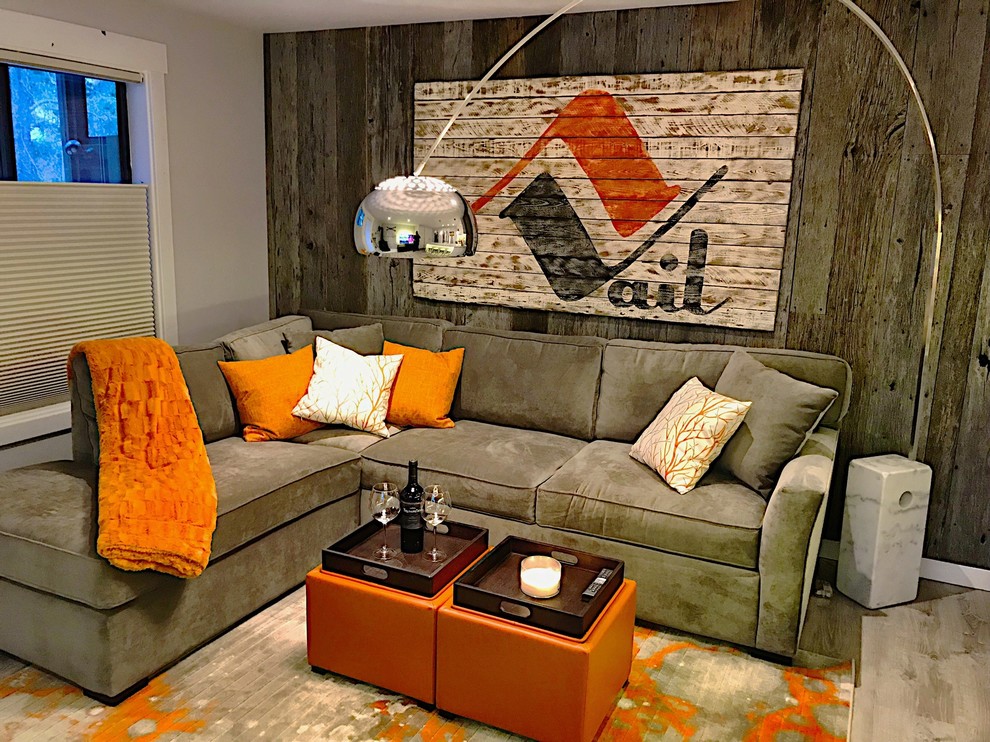 Kleines Rustikales Wohnzimmer mit grauer Wandfarbe, Laminat und grauem Boden in Denver