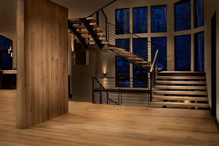 Diseño de sala de estar abierta tradicional renovada extra grande con paredes beige y suelo de madera clara