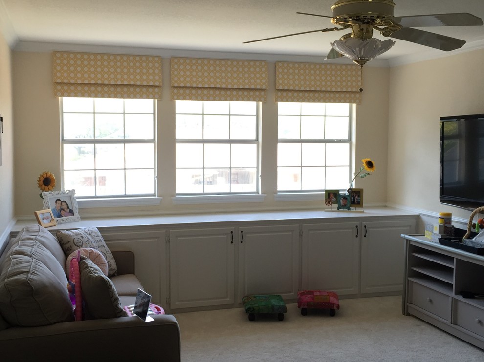 Ejemplo de sala de estar cerrada tradicional renovada pequeña sin chimenea con paredes amarillas, moqueta, televisor colgado en la pared y suelo beige