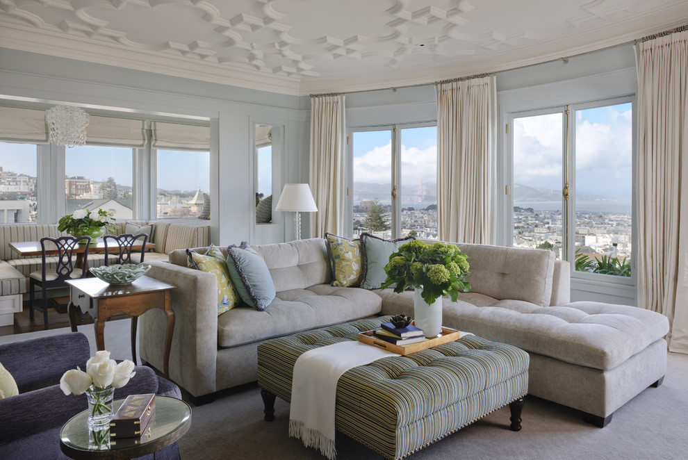 Immagine di un soggiorno classico aperto con moquette e pareti blu