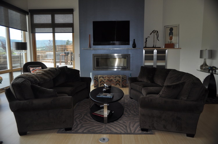 Mittelgroßes, Offenes Modernes Wohnzimmer mit grauer Wandfarbe, hellem Holzboden, Kaminumrandung aus Metall, Gaskamin und TV-Wand in Denver