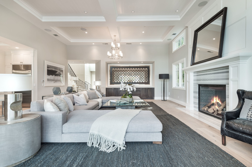 Foto de sala de estar clásica renovada con alfombra
