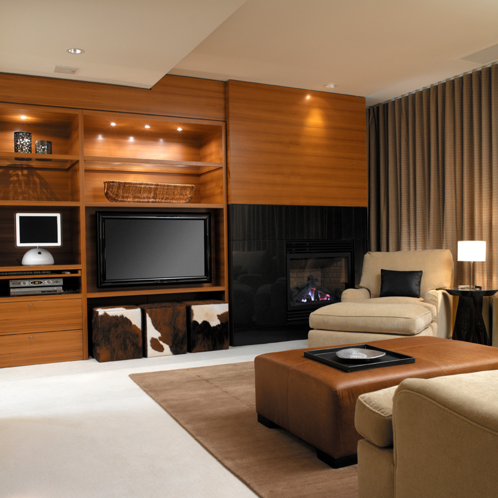 Diseño de sala de estar abierta moderna de tamaño medio con paredes beige, pared multimedia, moqueta, todas las chimeneas, marco de chimenea de metal y suelo blanco