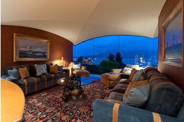 Стильный дизайн: изолированная гостиная комната среднего размера в классическом стиле с коричневыми стенами, ковровым покрытием и красным полом - последний тренд