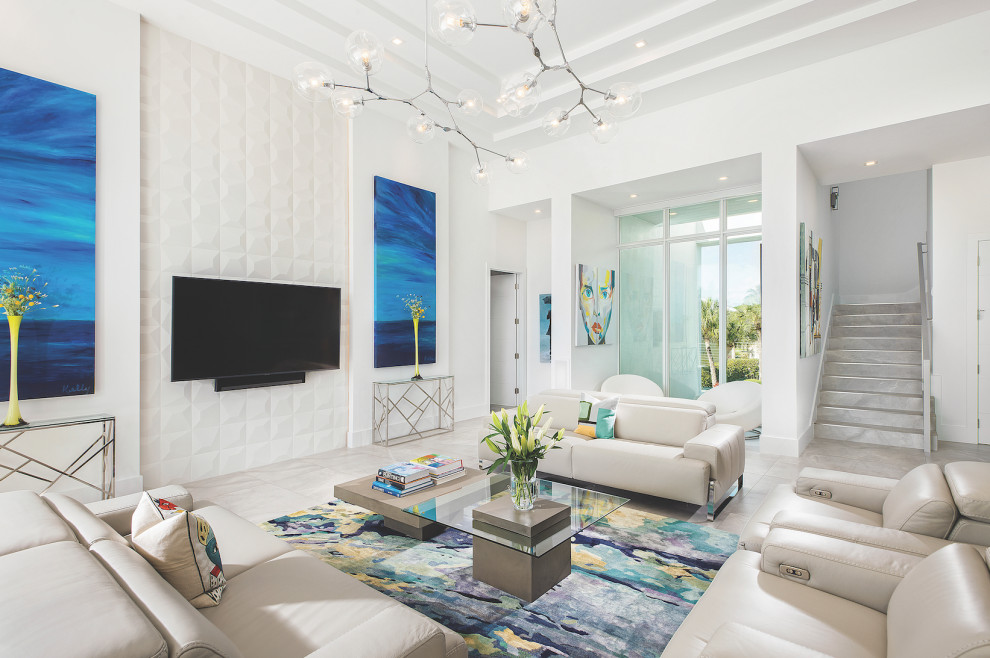 Foto di un soggiorno contemporaneo aperto con pareti bianche, nessun camino, TV a parete, pavimento grigio e soffitto ribassato