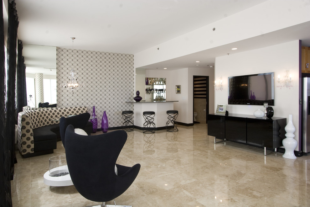 Modelo de sala de estar con barra de bar abierta ecléctica con paredes blancas y televisor colgado en la pared