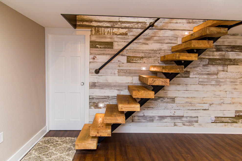 Стильный дизайн: большая лестница в стиле кантри с деревянными стенами - последний тренд