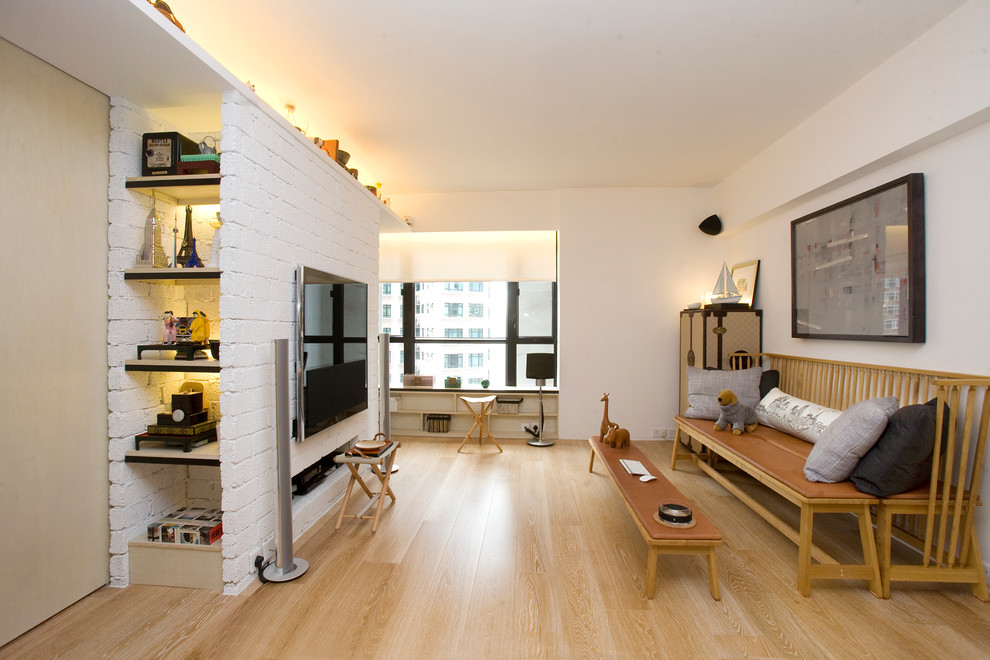 Свежая идея для дизайна: гостиная комната среднего размера в современном стиле с телевизором на стене без камина - отличное фото интерьера