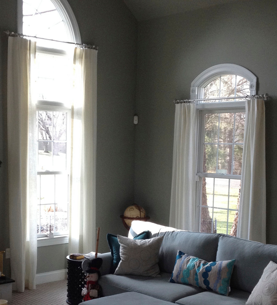 Foto de sala de estar cerrada tradicional renovada grande con todas las chimeneas y marco de chimenea de piedra