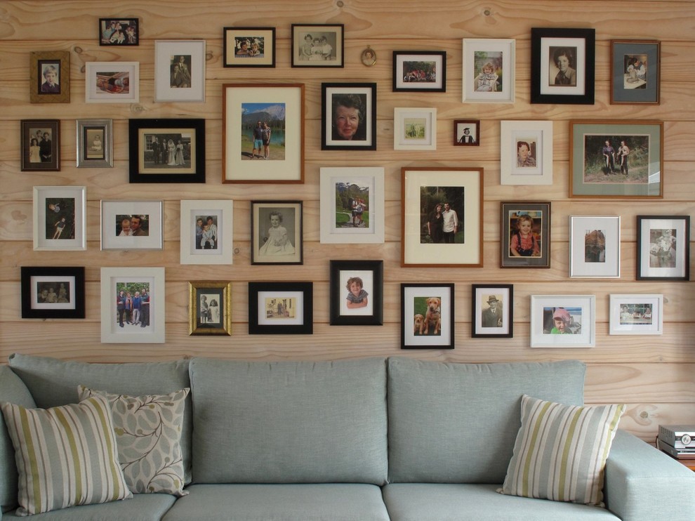 На фото: открытая гостиная комната среднего размера в стиле рустика с белыми стенами, ковровым покрытием и телевизором на стене без камина