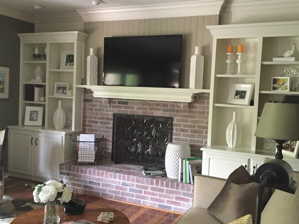 Diseño de sala de estar abierta tradicional de tamaño medio con suelo de madera clara, todas las chimeneas, televisor colgado en la pared y paredes grises