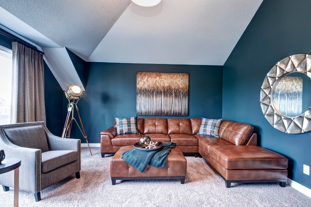 Modelo de sala de estar cerrada contemporánea grande sin chimenea y televisor con moqueta y paredes azules