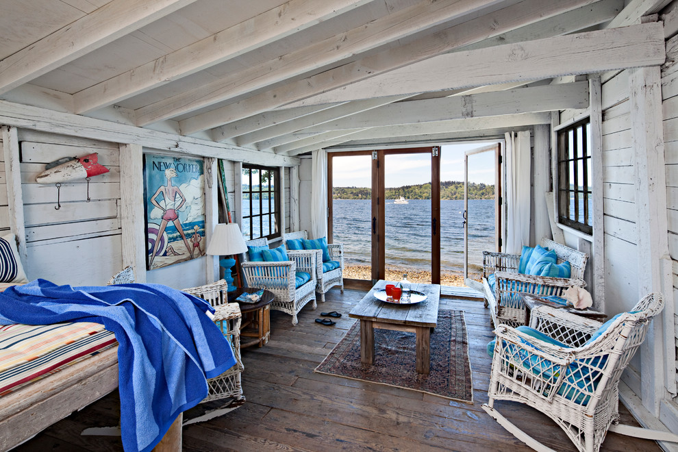 Fernseherloses Maritimes Wohnzimmer ohne Kamin mit weißer Wandfarbe und braunem Holzboden in Seattle