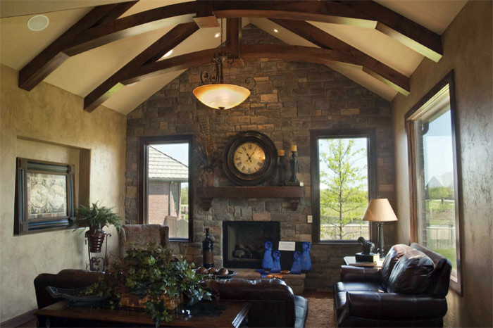 Cette photo montre une salle de séjour tendance de taille moyenne et ouverte avec un mur beige, moquette, une cheminée standard et un manteau de cheminée en pierre.