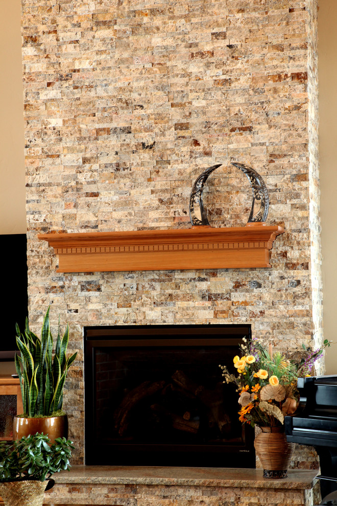 Aménagement d'une grande salle de séjour classique ouverte avec un mur beige, moquette, une cheminée standard, un manteau de cheminée en pierre et un téléviseur indépendant.