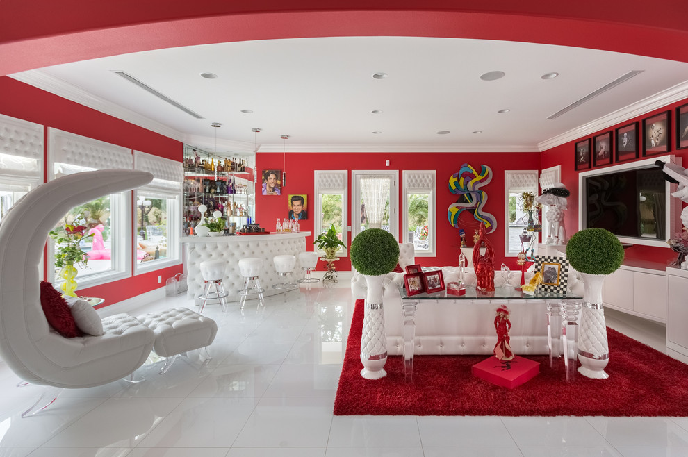 На фото: изолированная гостиная комната среднего размера в стиле фьюжн с домашним баром, красными стенами, полом из керамогранита, мультимедийным центром и белым полом без камина