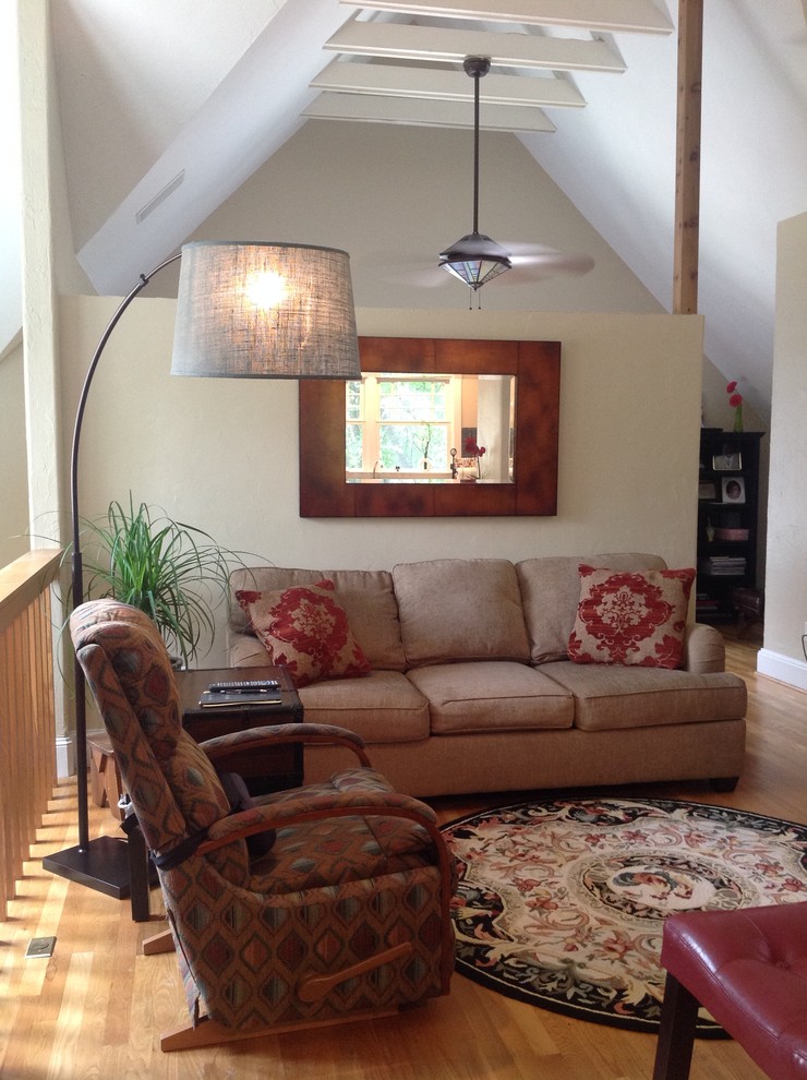 Foto di un piccolo soggiorno american style stile loft con pareti beige e parquet chiaro