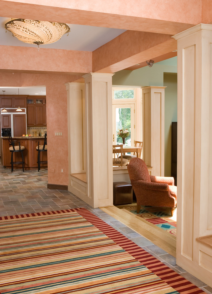 Foto de sala de estar cerrada tradicional grande sin chimenea con paredes rosas, suelo de madera clara y suelo beige