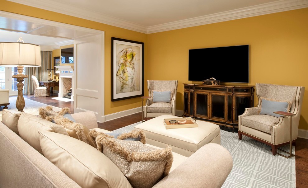 Großes, Offenes Mediterranes Wohnzimmer mit gelber Wandfarbe, braunem Holzboden und freistehendem TV in Sonstige