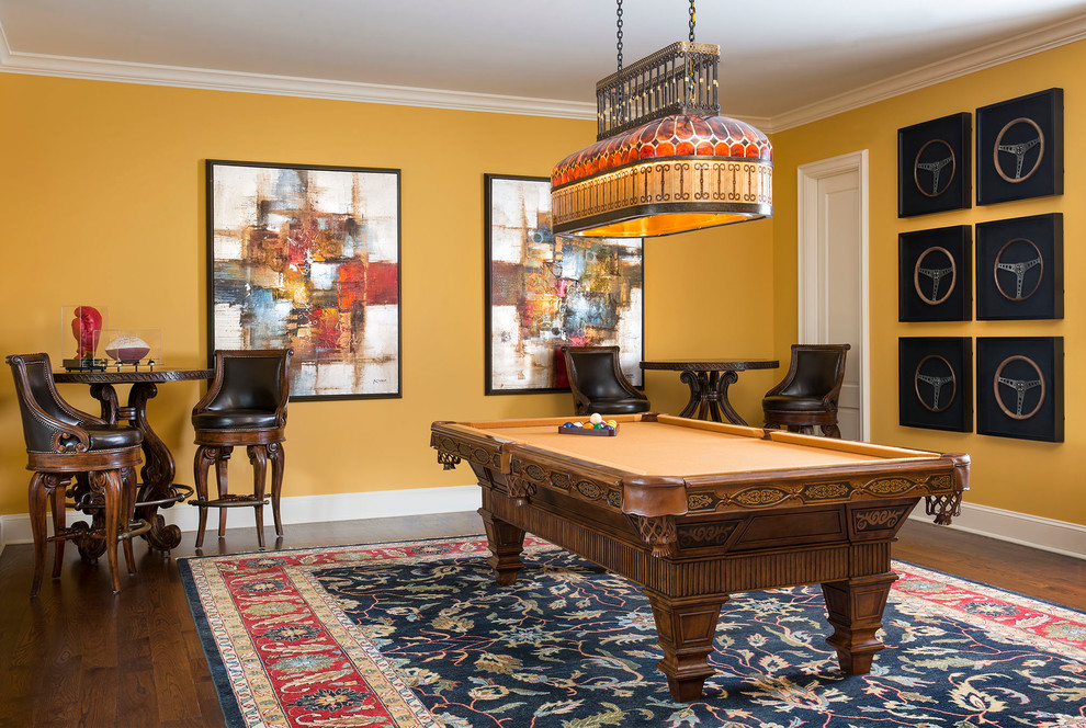 Свежая идея для дизайна: гостиная комната в классическом стиле с ковром на полу - отличное фото интерьера