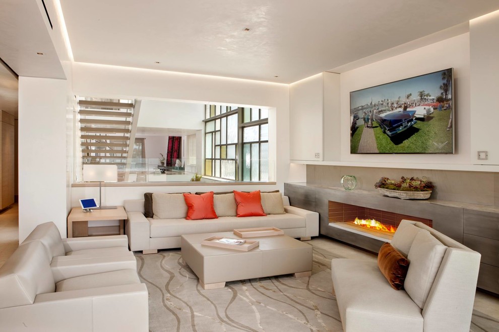 Offenes, Mittelgroßes Modernes Wohnzimmer mit weißer Wandfarbe, TV-Wand, Gaskamin und Kaminumrandung aus Beton in Orange County