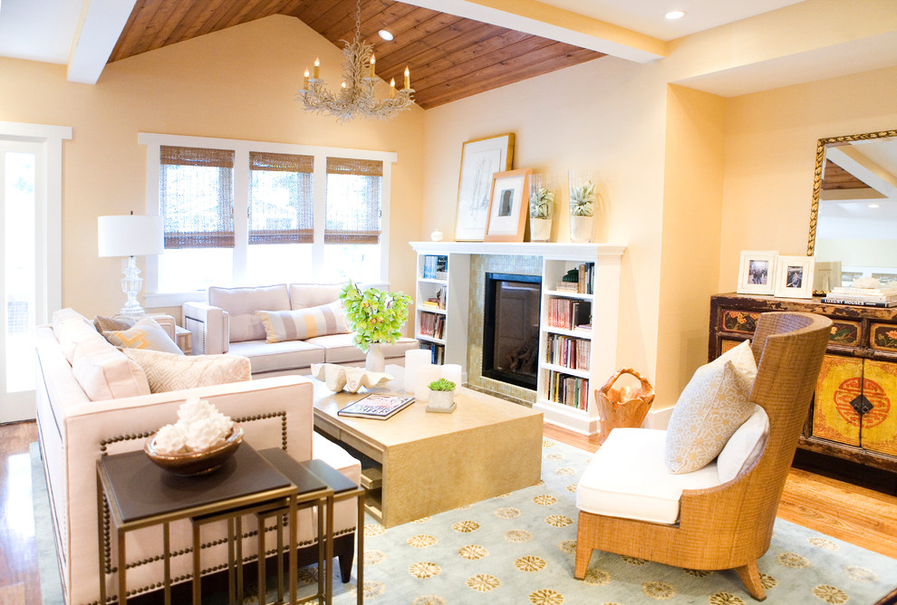 Exemple d'une salle de séjour chic avec un mur beige et un sol en bois brun.