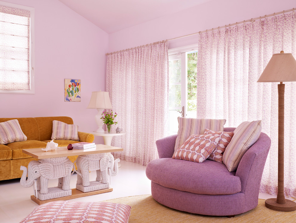 Foto de sala de estar costera con paredes rosas y suelo blanco