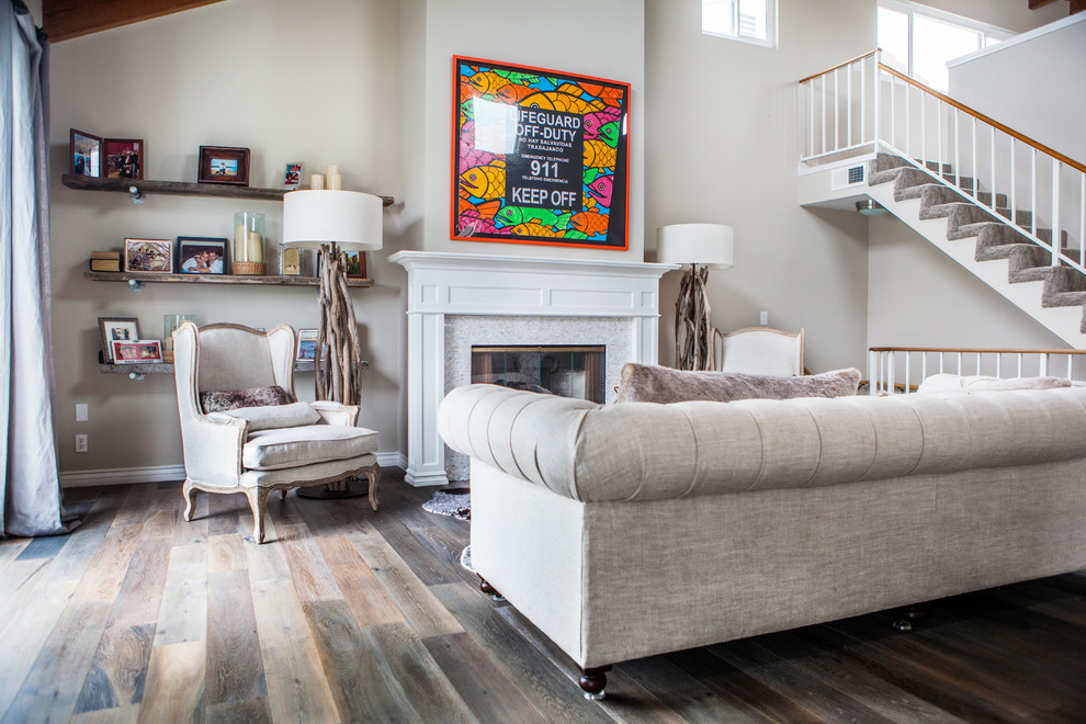 Mittelgroßes, Offenes Shabby-Style Wohnzimmer mit beiger Wandfarbe, braunem Holzboden, Kamin und Kaminumrandung aus Stein in Los Angeles