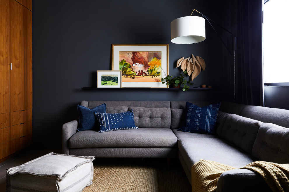 Modelo de sala de estar contemporánea sin chimenea con paredes negras y alfombra
