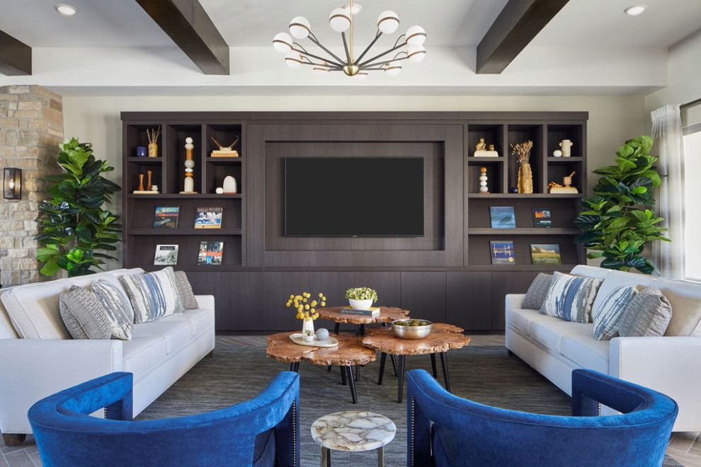 Diseño de sala de estar contemporánea sin chimenea con pared multimedia y vigas vistas