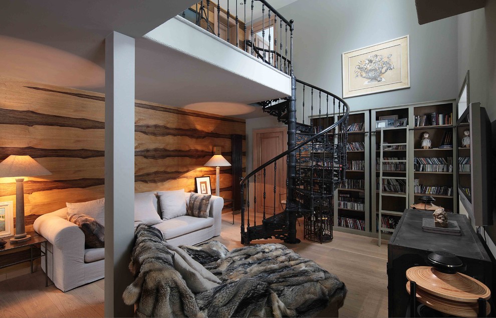 Источник вдохновения для домашнего уюта: гостиная комната в стиле фьюжн с с книжными шкафами и полками, серыми стенами, паркетным полом среднего тона и телевизором на стене