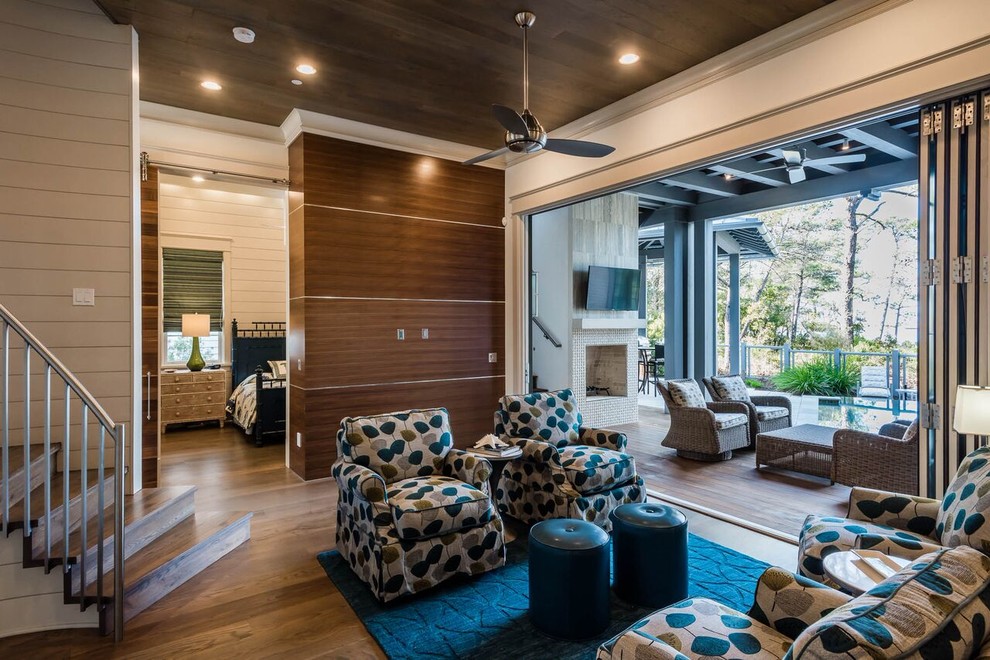 Diseño de sala de estar abierta ecléctica de tamaño medio sin chimenea con paredes blancas, suelo de madera en tonos medios y televisor colgado en la pared