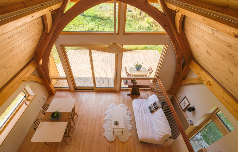 Idées déco pour une petite salle de séjour montagne ouverte avec un mur beige, parquet clair et un sol marron.