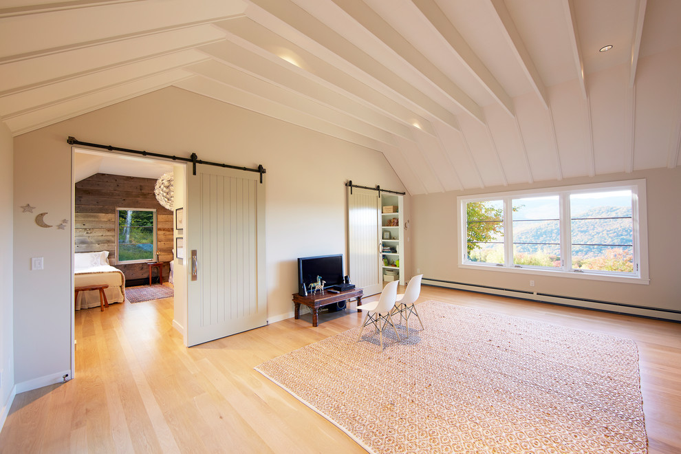 Foto de sala de juegos en casa abierta de estilo de casa de campo de tamaño medio sin chimenea con paredes blancas, suelo de madera clara y televisor independiente