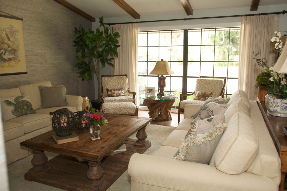 Imagen de sala de estar costera pequeña con paredes marrones, suelo de madera en tonos medios, televisor independiente y suelo marrón