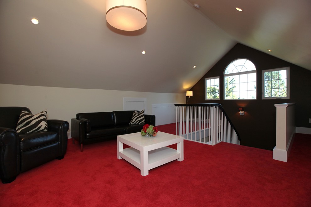 Пример оригинального дизайна: большая открытая комната для игр в современном стиле с бежевыми стенами, ковровым покрытием, мультимедийным центром, красным полом и сводчатым потолком