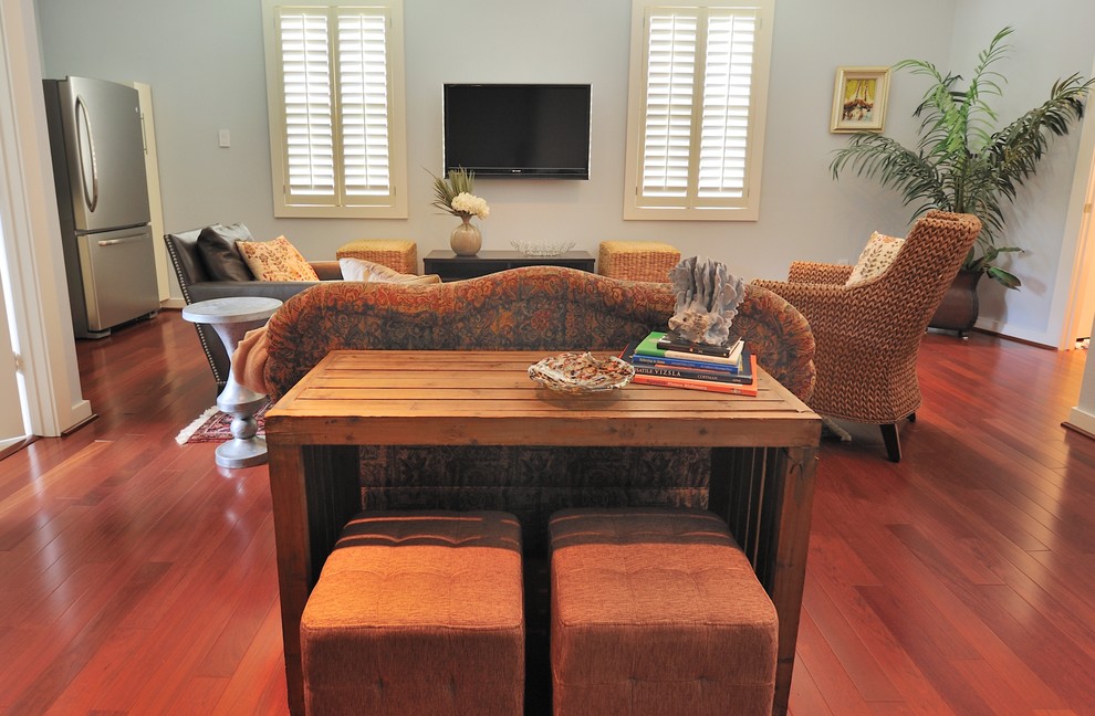 Immagine di un soggiorno tradizionale di medie dimensioni e chiuso con pareti blu, pavimento in legno massello medio e TV a parete