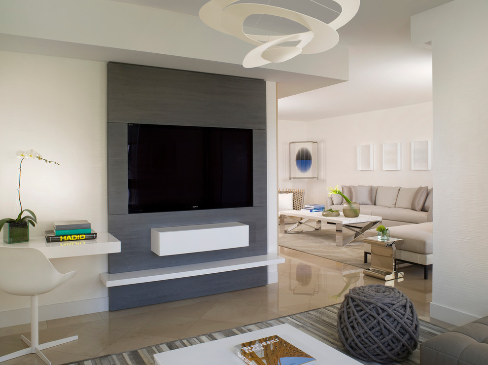 Aménagement d'une salle de séjour contemporaine ouverte avec un mur blanc et un téléviseur fixé au mur.