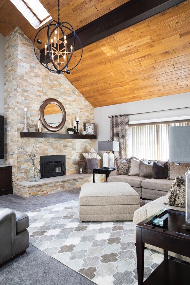 Ejemplo de sala de estar abierta tradicional de tamaño medio con moqueta, todas las chimeneas, marco de chimenea de piedra y televisor colgado en la pared