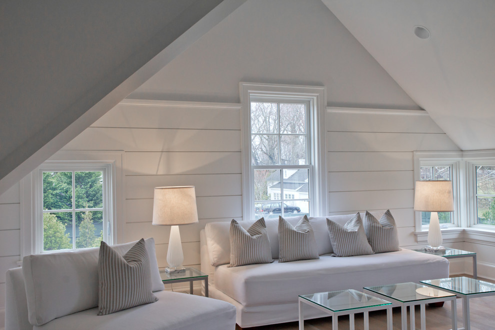 На фото: двухуровневая гостиная комната среднего размера в стиле кантри с белыми стенами и светлым паркетным полом без камина с